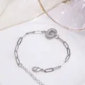 Bracelet chaîne trombone argentée avec un pendentif lettre G serti de zircons - Lettre G