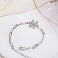 Bracelet à maillons trombones argentés avec pendentif lettre H pavé de zircons et fermoir réglable - Lettre H
