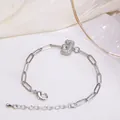 Bracelet à maillons trombones argenté avec un pendentif lettre J serti de zircons - Lettre J