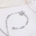 Bracelet chaîne trombone argentée avec un pendentif lettre K étincelant orné de cristaux - Lettre K