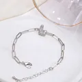 Bracelet chaîne trombone argentée avec un pendentif lettre L pavé de zircons - L