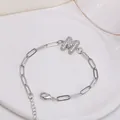 Bracelet chaîne trombone argentée avec pendentif lettre M serti de zircone étincelant - M