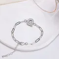 Bracelet à chaîne trombone argenté avec un pendentif lettre Q serti de zircons - Lettre Q