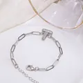 Bracelet chaîne trombone argentée avec un pendentif lettre T serti de zircons brillants - Lettre T