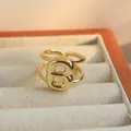 Anillo ajustable de latón dorado con diseño de letra B tipo burbuja en relieve brillante - Letra B / Dorado