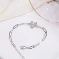 Bracelet chaîne trombone argentée avec pendentif lettre V serti de zircons brillants - Lettre V