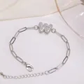Bracelet chaîne trombone argenté avec une breloque lettre W pavée de zircons brillants - Lettre W