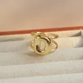 Anillo dorado con letra D ajustable de doble banda en joyero de presentación - Letra D / Dorado