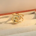 Gouden dubbellaagse open ring met een 3D ballonletter E ontwerp voor dames - Letter E / Goud