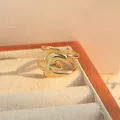 Verstelbare gouden koperen ring met een gelaagd bubbelontwerp en de letter F - Letter F / Goud