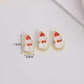 Detailansicht von drei Emaille-Schneemann-Anhängern, Höhe 1,5 cm und Breite 0,8 cm - Roter Hut Schneemann Stil (I)