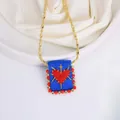 Primer plano del colgante tejido a mano con bordado de corazón sagrado y cuentas - Azul marino