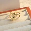 Verstelbare gouden messing ring met dubbellaagse band en een hanger in de vorm van een letter - Letter I / Goud