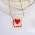 Detalle del collar de cuentas en oro 18K con colgante tejido de corazón rojo - Blanco Roto