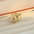 Verstelbare gouden dubbellaagse ring met een gepolijst 3D bubbelletter Q ontwerp - Letter Q / Goud