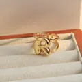 Verstelbare gouden ring van messing met 3D-belletter R en dubbellaagse holle band - Letter R / Goud
