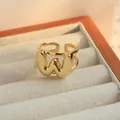 Verstelbare gouden ring van messing met een dikke bubbelletter W op een sieradendoos - Letter W / Goud