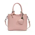 Rosafarbene Eimertasche mit Litschi-Struktur, Herzanhänger und Schultergurt - Rosa