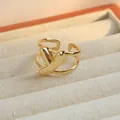 Verstelbare vergulde dubbellaagse ring met 3D-letter V op een sieradendoosje - Letter Y / Goud
