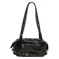Y2K Schultertasche aus glänzendem schwarzem Lackleder mit silbernen Ösen und Taschen - Schwarz