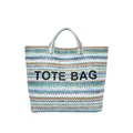 Bunte gestreifte Strandtasche aus Bast mit Wellenmuster und gesticktem TOTE BAG Schriftzug - Fantasie Blau