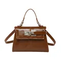 Bolso bandolera minimalista marrón oscuro en cuero sintético brillante con cierre plateado - Marrón