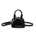 Bolso tipo concha de charol negro brillante con elegantes detalles plateados - Negro