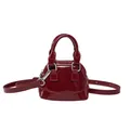 Mini sac coquille en cuir verni rouge foncé avec poignée et bandoulière - Rouge