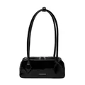 Elegante schwarze Bowling-Tasche aus Lackleder mit Doppelriemen und weißem Textdruck - Schwarz