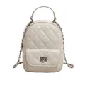 Schicker cremeweißer gesteppter Mini-Rucksack mit Glanzeffekt und Silberketten - Gebrochenes Weiß