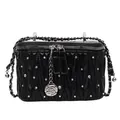 Elegante schwarze Stepphandtasche mit Wellenrüschen, Silbernieten und Kamelien-Anhänger - Groß / Schwarz