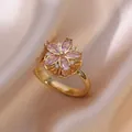 Bague fleur en or avec pétales marquise roses et zircons sur tissu en soie champagne - Bague fleur rotative rose