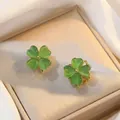 Boucles d'oreilles trèfle oeil de chat vert avec monture dorée sur fond soie - Boucles d'Oreilles Cœur (E0339)