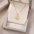 Nahaufnahme einer Herz-Kirsch-Halskette mit roten Kristallen in einer grauen Box - Goldene Herz-Kirsche (X4437)