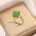 Bague ajustable dorée avec trèfle en œil de chat vert et pierre de zircon - Bague Cœur (J0063)