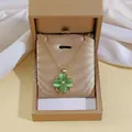 Collier doré avec pendentif trèfle en œil de chat vert dans son écrin de luxe - Collier Cœur Rotatif (X1869)