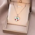 Détail du collier pendentif cerise en forme de cœur dans son coffret cadeau champagne luxe - Forme de Cœur Cerise