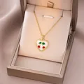 Détail du collier pendentif cœur cerise dans un écrin de luxe avec tissu en soie - Cœur Cerise