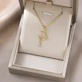 Detailaufnahme der goldenen Mondsichel-Halskette mit Zirkonia und Kristallanhänger in Geschenkbox - Gold Quaste Mond Stil