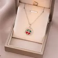 Détail du collier pendentif cerise avec halo de zircon dans un écrin à bijoux de luxe - Zirconium Blanc Cerise