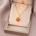 Détail du collier pendentif cerise avec cristaux dans un écrin cadeau en velours - Collier Cerise Rond