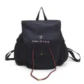 Mochila tipo cubo azul oscuro con bordado rosa 'take it easy' y cordones a rayas - Negro