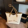 Grande borsa tote in tela beige con manici marroni e scritte Mihua Doudou - Beige e Cachi