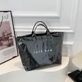 Glänzende schwarze Tragetasche mit TOTE BAG Aufdruck und robusten Tragegriffen für Damen - Schwarz