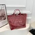 Sac fourre-tout tendance en PVC rouge foncé brillant avec lettrage TOTE BAG stylé - Rouge