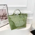 Sac fourre-tout vert herbe en Tyvek avec lettrage TOTE BAG et texture froissée - Vert
