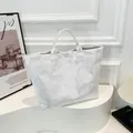 Sac fourre-tout minimaliste blanc en papier DuPont avec gaufrage et texture plissée - Blanc
