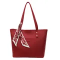Borsa tote rossa in pelle sintetica con trama a grana e sciarpa di seta decorativa - Stile Sciarpa con Tasca Esterna (39-2)