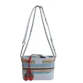 Bolso tipo cubo tejido azul claro con detalles de cuero y colgante de fresa - Con Colgante De Fresa / Estilo Azul Arcoíris (177-038)