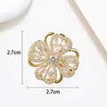 Détail de la broche fleur dorée 2,7cm avec zircons blancs et pierres de taille carré - Style Fleur à Quatre Pétales Or Incrusté de Zirconia (XX0030)